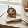 Ceramiczna podstawka pod łyżkę 15 cm biała