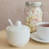 Cukierniczka porcelanowa z pokrywką i łyżeczką biała