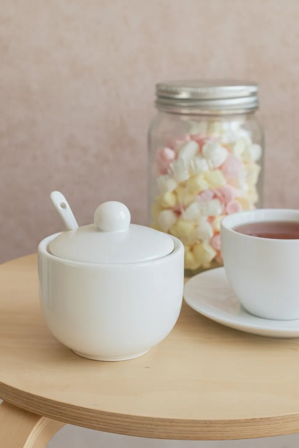 Cukierniczka porcelanowa z pokrywką i łyżeczką biała