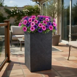 Donica Betonique na kółkach czarny beton 30x30xh60 cm * HowHomely Outlet