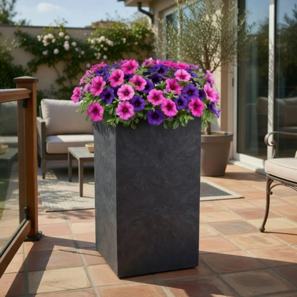 Donica Betonique na kółkach czarny beton 30x30xh60 cm * HowHomely Outlet