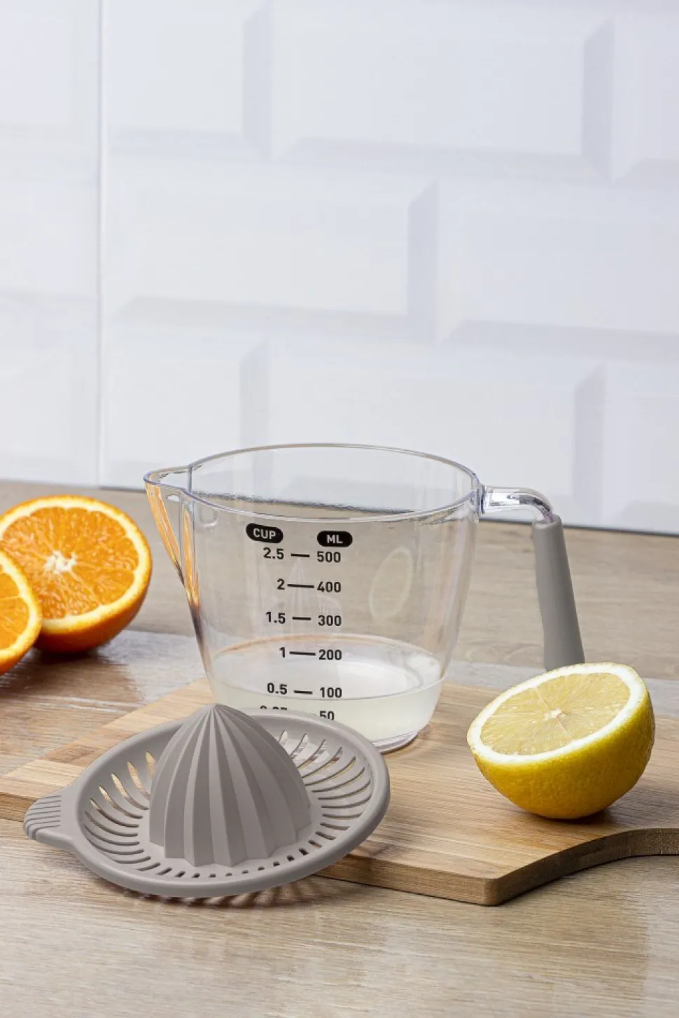 Dzbanek z miarką i wyciskarką 0,5L ciemny beż