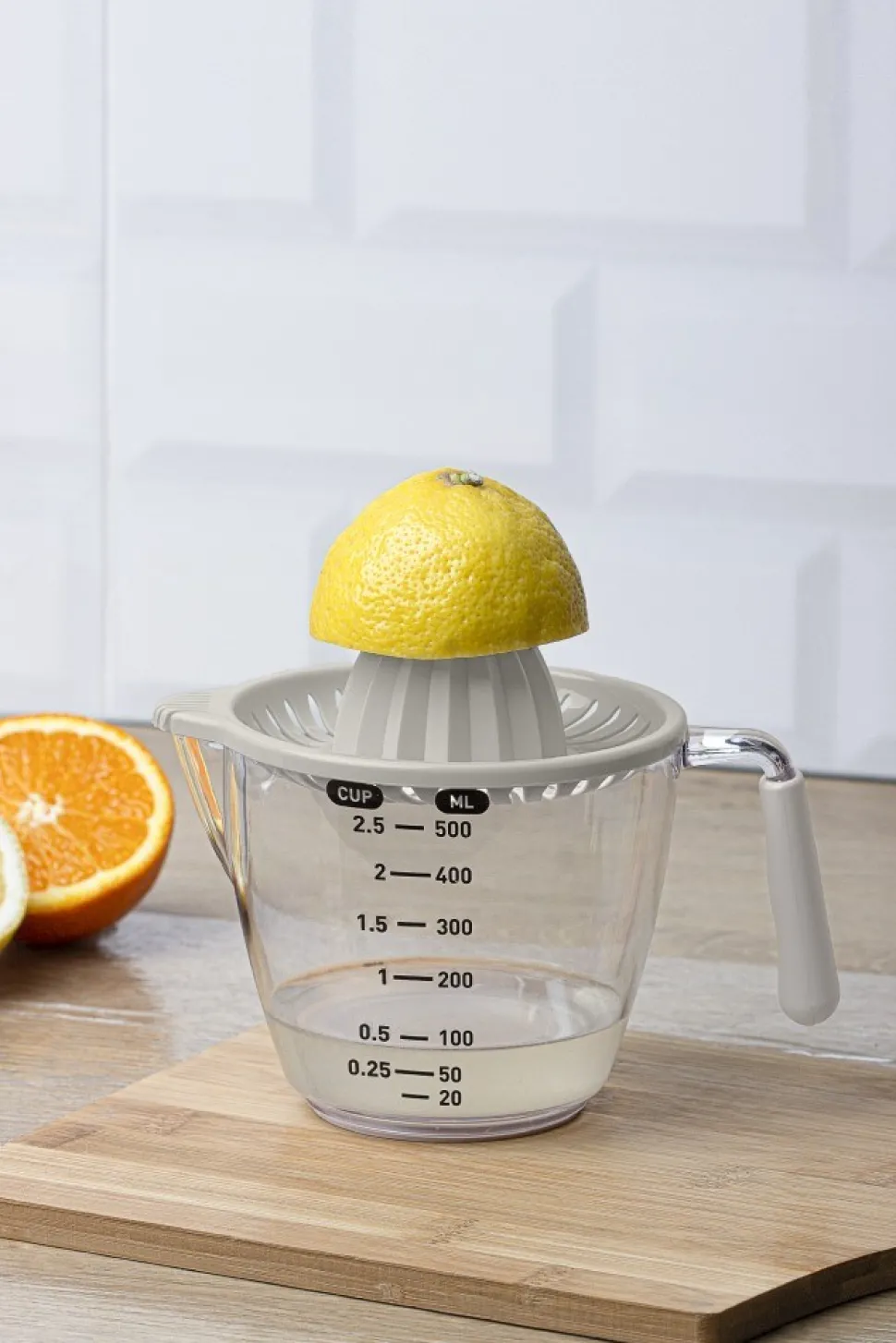 Dzbanek z miarką i wyciskarką 0,5L jasny beż