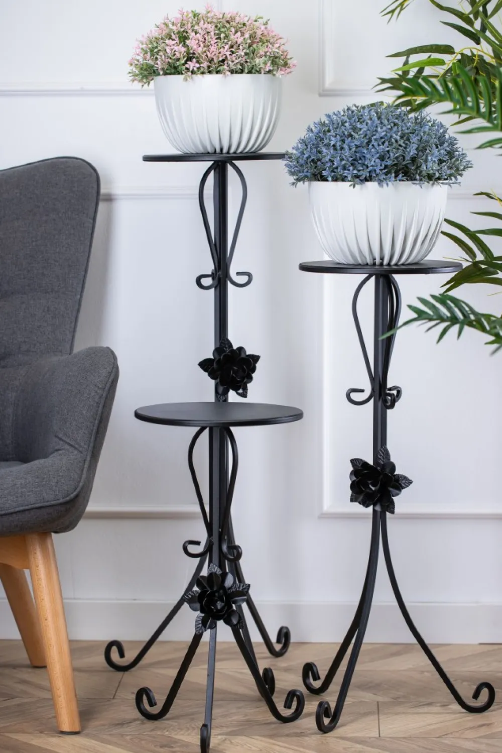 Kwietnik metalowy czarny z różą 55 cm * HowHomely Online