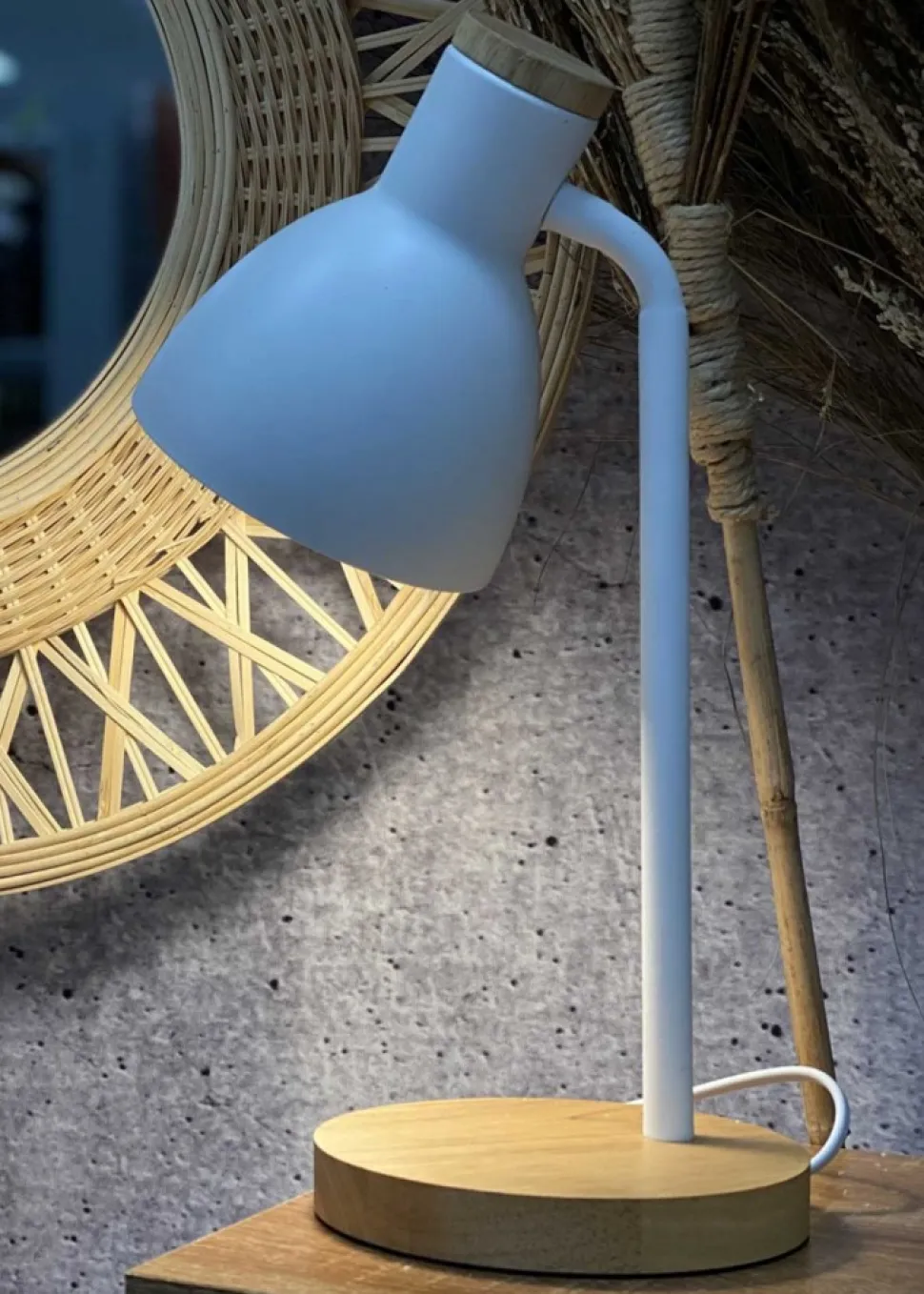 Lampa stołowa biała na drewnianej podstawie 36 cm